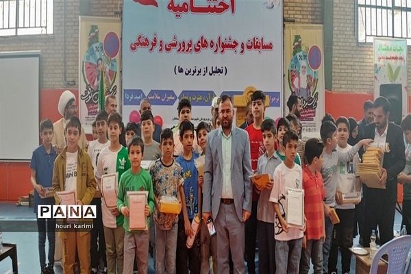 تجلیل از دانش‌آموزان در مسابقات فرهنگی و هنری شهرستان مانه وسملقان