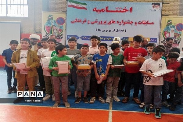 تجلیل از دانش‌آموزان در مسابقات فرهنگی و هنری شهرستان مانه وسملقان