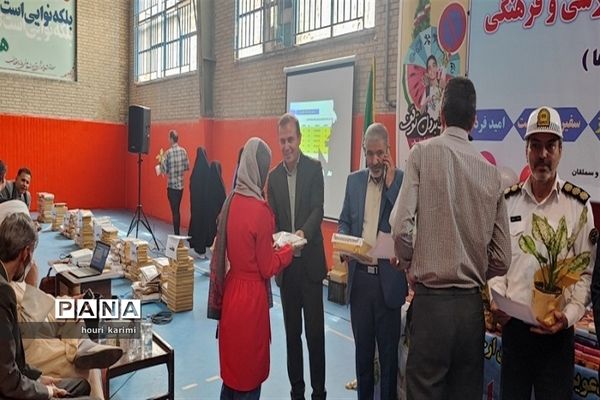 تجلیل از دانش‌آموزان در مسابقات فرهنگی و هنری شهرستان مانه وسملقان