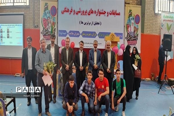 تجلیل از دانش‌آموزان در مسابقات فرهنگی و هنری شهرستان مانه وسملقان