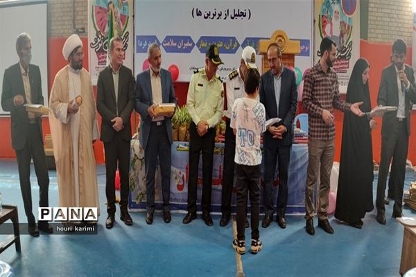 تجلیل از دانش‌آموزان در مسابقات فرهنگی و هنری شهرستان مانه وسملقان