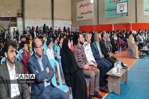 تجلیل از دانش‌آموزان در مسابقات فرهنگی و هنری شهرستان مانه وسملقان