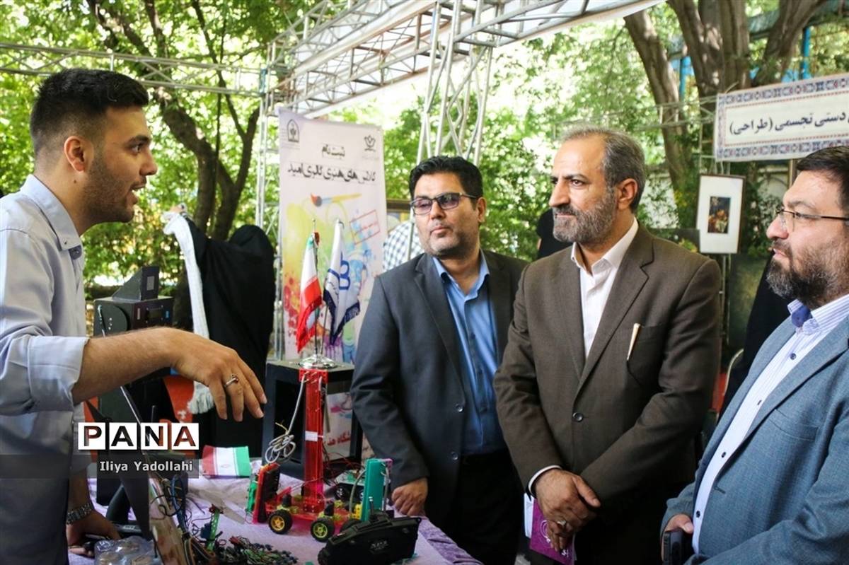 بازدید معاون پرورشی و فرهنگی شهر تهران از غرفه‌های دانش‌آموزی