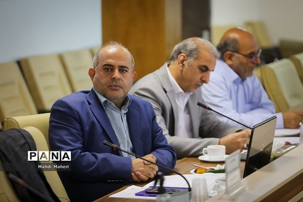 نشست کارگروه تخصصی بررسی قوانین و مقررات مرتبط با آموزش و پرورش و شهرداریها