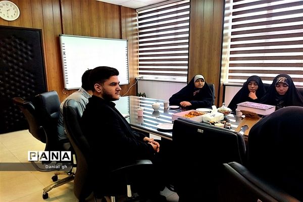 نشست صمیمانه دانش‌آموزان عضو گروه اندیشه‌‌ورزان سازمان دانش‌آموزی شهر تهران با سرپرست مدیریت منطقه 12
