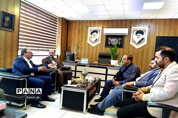نشست صمیمانه دانش‌آموزان عضو گروه اندیشه‌‌ورزان سازمان دانش‌آموزی شهر تهران با سرپرست مدیریت منطقه 12