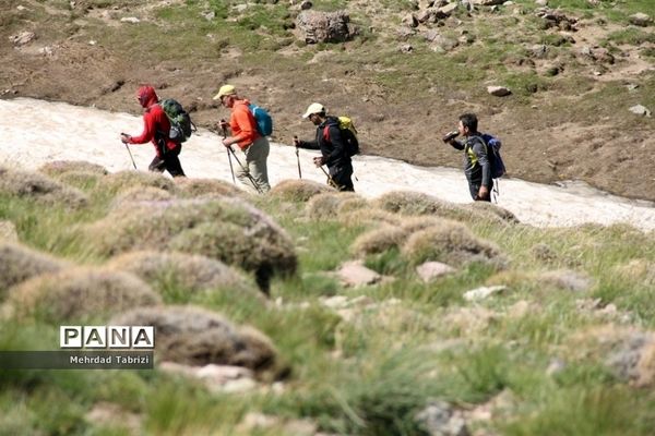 صعود کوهنوردان به ارتفاعات بوزسینه