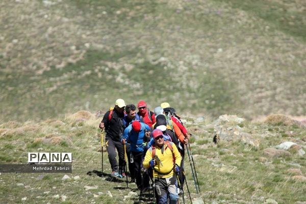 صعود کوهنوردان به ارتفاعات بوزسینه