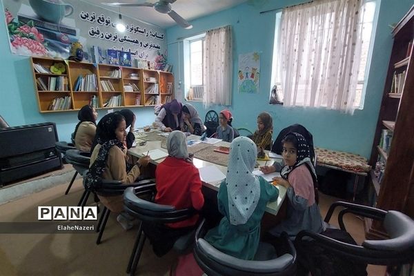 استقبال دانش‌آموزان از کلاس‌های کانون شهیدان گوهری خلیل‌آباد