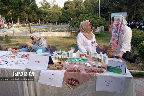 جشن بزرگ دورهمی یاد ایام سالمندان واقع در پارک پیروزی منطقه ۱۳ تهران