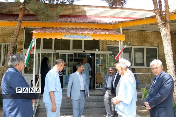 بازدید از بیمارستان روانپزشکی امام خمینی (ره) و اهدای شاخه گل به سیدین جانباز