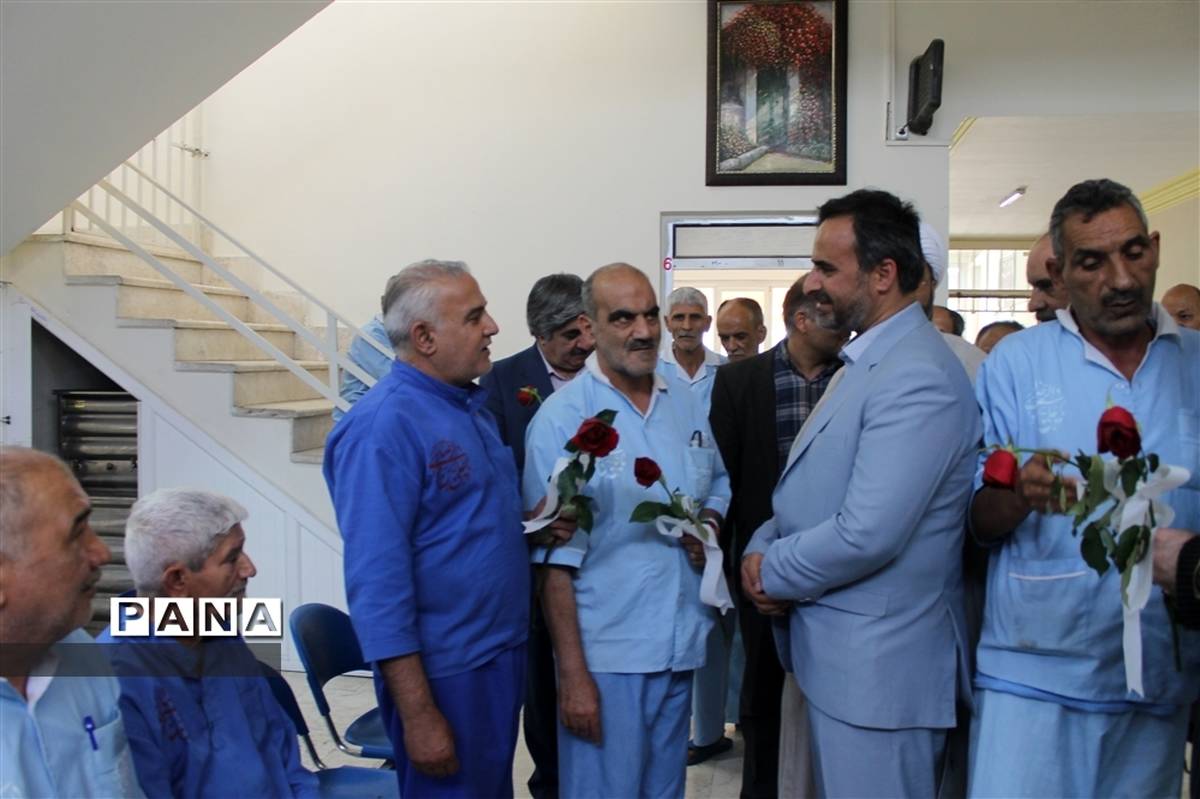 بازدید از بیمارستان روانپزشکی امام خمینی (ره) و اهدای شاخه گل به سیدین جانباز