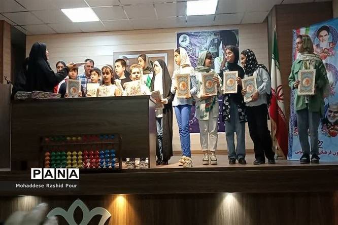مراسم تجلیل دانشآموزان برتر آزمون استانی چرتکه آموزشگاه پویا ابتکار برتردر اسلامشهر
