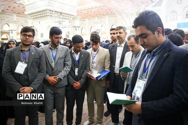 تجدید میثاق نمایندگان مجلس دانش‌آموزی با آرمان‌های امام(ره)