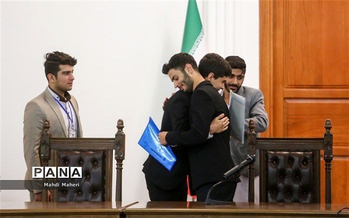 تحلیف دانش‌آموز شهرستان‌های تهران به عنوان عضو هیئت رئیسه مجلس دانش‌آموزی کشور
