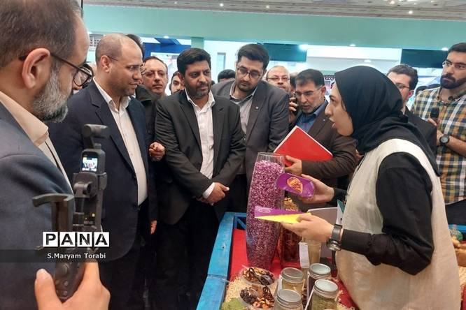 بازدید وزیر آموزش و پرورش از غرفههای آموزش و پرورش فارس در نمایشگاه الفتا