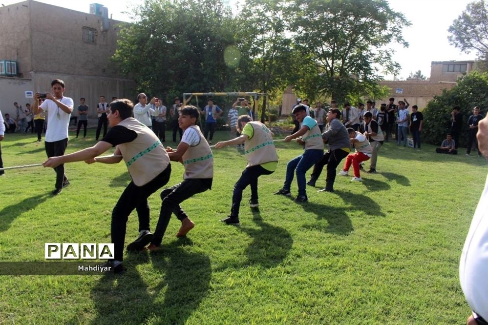 برگزاری مسابقه طناب کشی در اردوهای استانی یاورمربیان سازمان دانش‌آموزی شهرستان‌های استان تهران