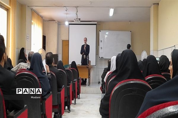 مراسم تجلیل از دبیران و هنرآموزان برگزیده استان اصفهان در جشنواره نوآوری و الگوی تدریس برتر