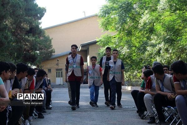 اجرای مراسم صبحگاه در اردوی یاورمربیان عضو سازمان دانش‌آموزی شهرستان‌های تهران