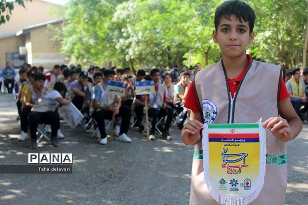 اجرای مراسم صبحگاه در اردوی یاورمربیان عضو سازمان دانش‌آموزی شهرستان‌های تهران