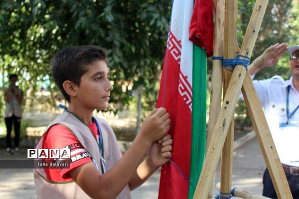 اجرای مراسم صبحگاه در اردوی یاورمربیان عضو سازمان دانش‌آموزی شهرستان‌های تهران