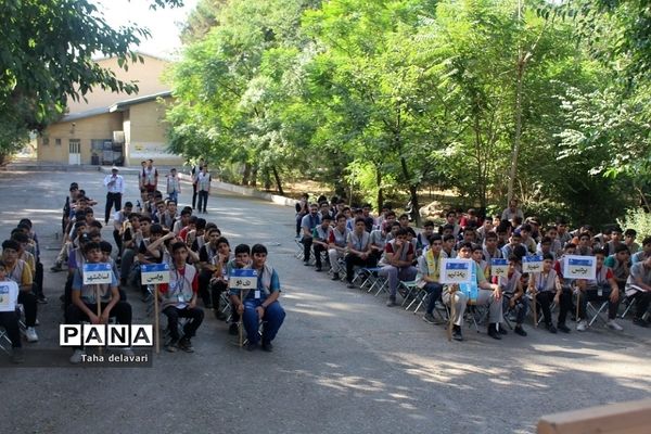 اجرای مراسم صبحگاه در اردوی یاورمربیان عضو سازمان دانش‌آموزی شهرستان‌های تهران