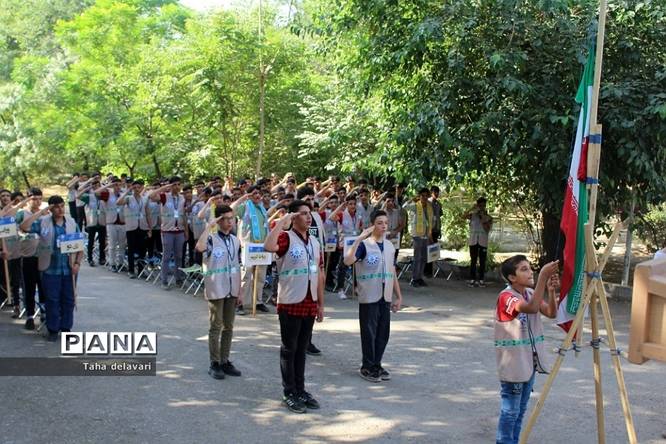 اجرای مراسم صبحگاه در اردوی یاورمربیان عضو سازمان دانشآموزی شهرستانهای تهران
