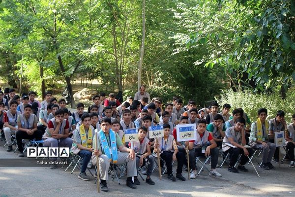 اجرای مراسم صبحگاه در اردوی یاورمربیان عضو سازمان دانش‌آموزی شهرستان‌های تهران