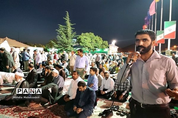 اقامه نماز جماعت مغرب و عشا به امامت رئیس ستاد امر به معروف و نهی از منکر کشور در مشهد