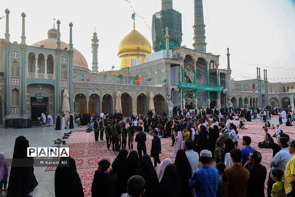 اجرای سرود دانش‌آموزی مکتب عاشقی در حرم کریمه اهل بیت(س)