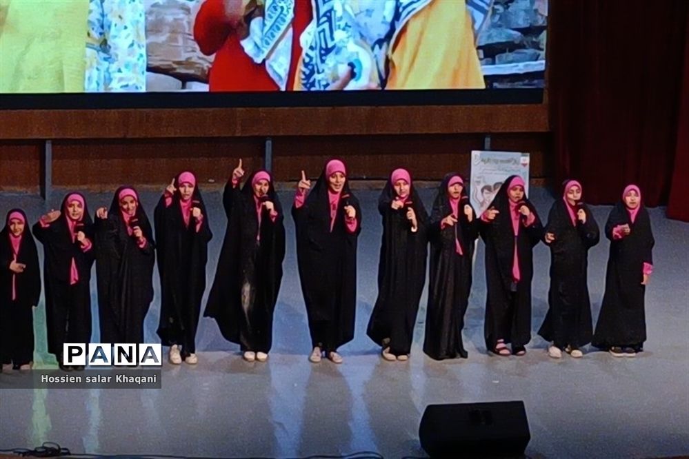همایش بازگشت به خود با موضوع هویت نوجوان ایرانی در تالار احسان شیراز