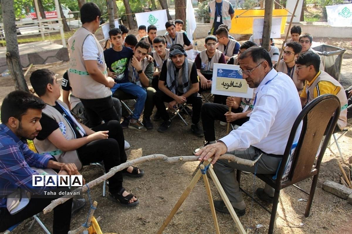 برگزاری دوره آموزشی برپایی چادر و گره‌زنی در اردوی استانی یاور‌مربیان سازمان دانش‌آموزی