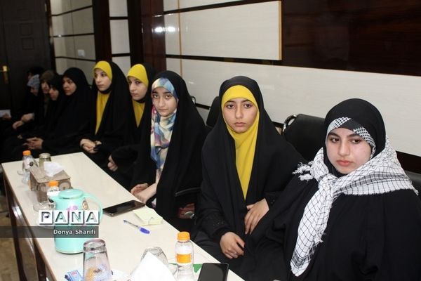 نشست دانش‌آموزان تراز انقلاب اسلامی با مادر شهید والا مقام آرمان علی‌وردی در بوشهر