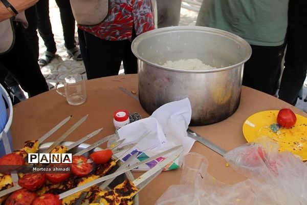 پخت‌و‌پز دانش‌آموزی در اردوی یاورمربیان پیشتاز