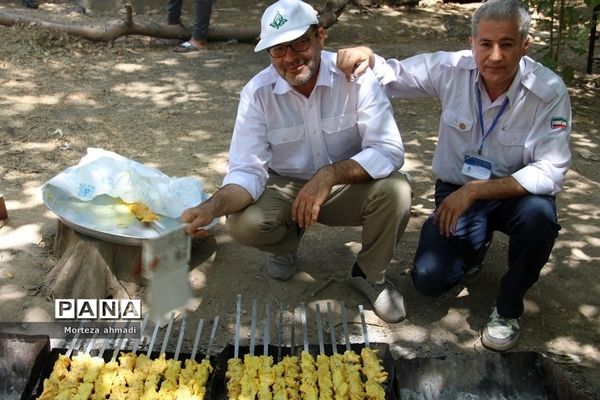 پخت‌و‌پز دانش‌آموزی در اردوی یاورمربیان پیشتاز