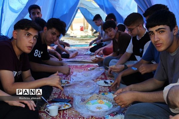 پخت‌و‌پز دانش‌آموزی در اردوی یاورمربیان پیشتاز