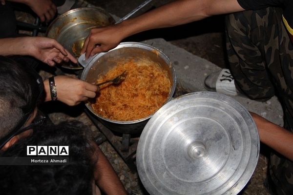 طبخ شام توسط دانش‌آموزان در ‌اردوی یاورمربیان شهرستان‌های استان تهران
