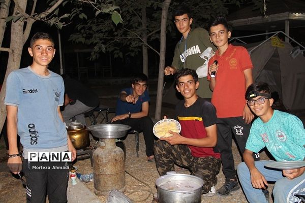 طبخ شام توسط دانش‌آموزان در ‌اردوی یاورمربیان شهرستان‌های استان تهران