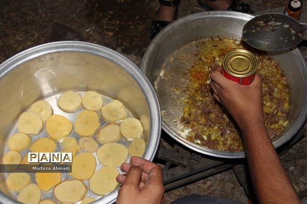 طبخ شام توسط دانش‌آموزان در ‌اردوی یاورمربیان شهرستان‌های استان تهران