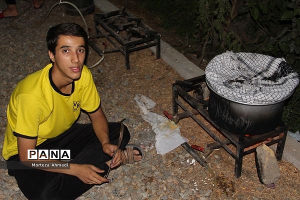 طبخ شام توسط دانش‌آموزان در ‌اردوی یاورمربیان شهرستان‌های استان تهران
