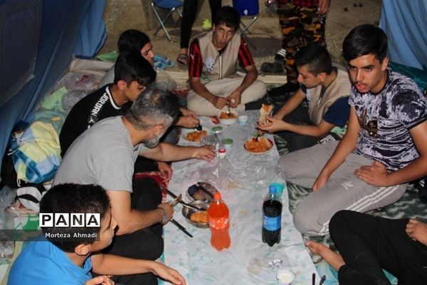 طبخ شام توسط دانش‌آموزان در ‌اردوی یاورمربیان شهرستان‌های استان تهران