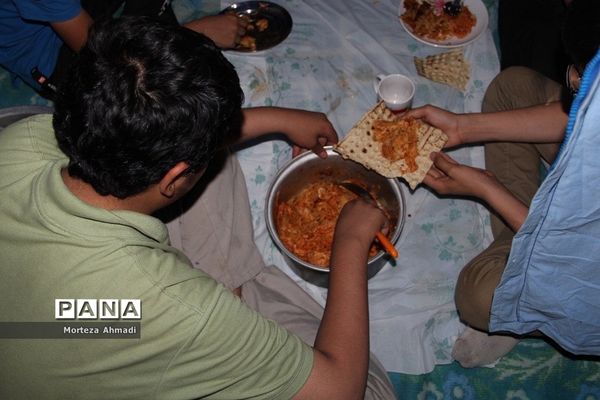 طبخ شام توسط دانش‌آموزان در ‌اردوی یاورمربیان شهرستان‌های استان تهران