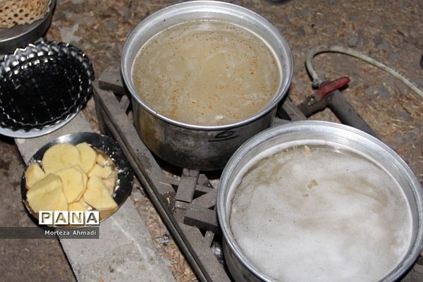 طبخ شام توسط دانش‌آموزان در ‌اردوی یاورمربیان شهرستان‌های استان تهران