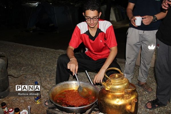 طبخ شام توسط دانش‌آموزان در ‌اردوی یاورمربیان شهرستان‌های استان تهران