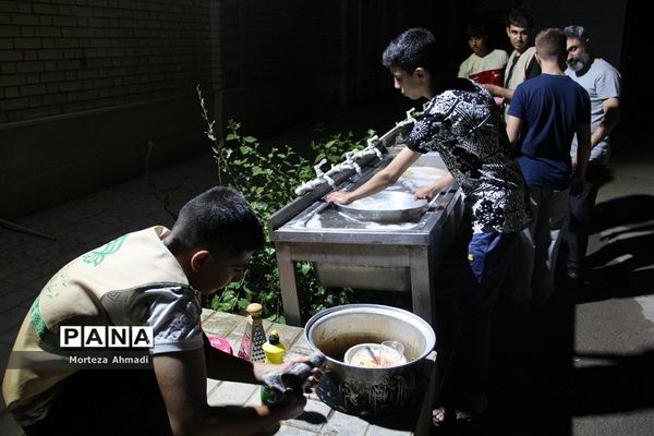 طبخ شام توسط دانش‌آموزان در ‌اردوی یاورمربیان شهرستان‌های استان تهران