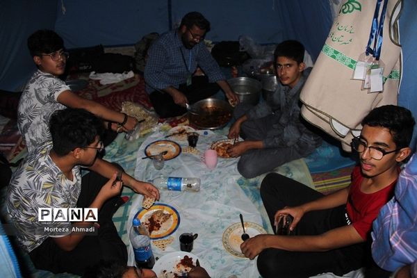 طبخ شام توسط دانش‌آموزان در ‌اردوی یاورمربیان شهرستان‌های استان تهران