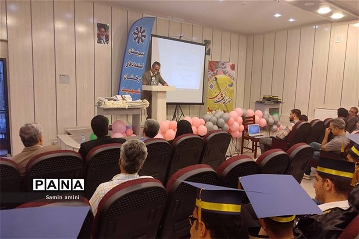 برگزاری جشن فارغ‌التحصیلی دانش‌آموزان دبیرستان استعدادهای درخشان شهید بهشتی رودهن/فیلم
