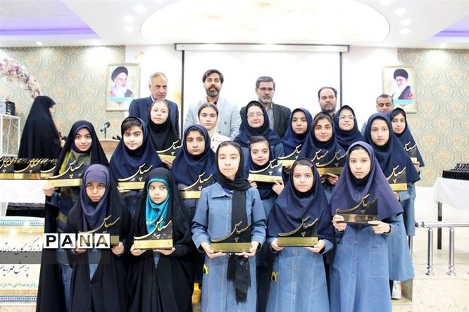مراسم تجلیل وتقدیر از برگزیدگان مسابقات قرآن، عترت و نماز و فرهنگی هنری دانشآموزان دختر مقطع ابتدایی کاشمر