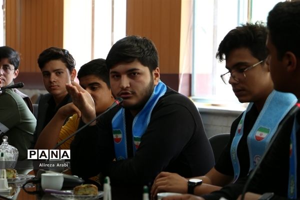 جلسه هم‌اندیشی شورای دانش‌آموزی با نماینده کاشمر
