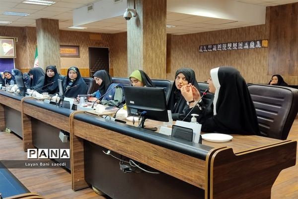 ‌دیدار جمعی از دانش‌آموزان نواحی چهارگانه شیراز با مدیرکل آموزش و پرورش استان فارس